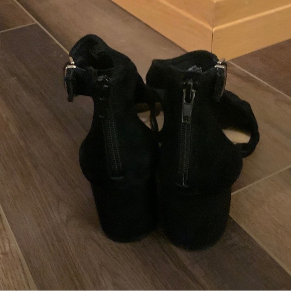 Black Heels - Picture 4 of 5